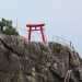 [カブで参拝]安田の砂浜に見える赤い鳥居、巨岩の上に立つ名も無き神社